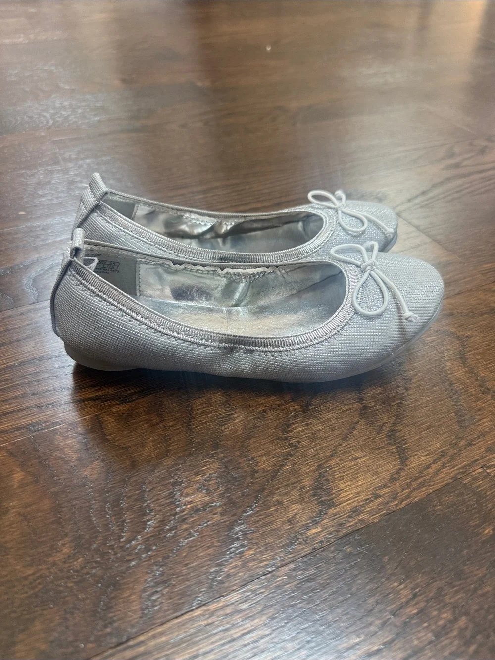 Girls Kenneth Cole Reaction silver ballet flats size 13.5 New